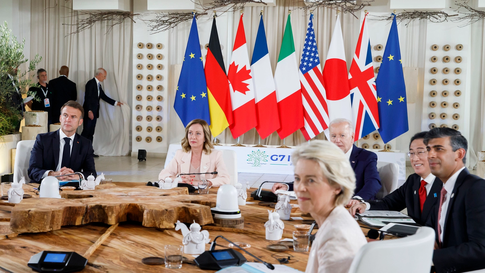 La presidente della Commissione Europea Von der Leyen insieme agli altri leader al G7