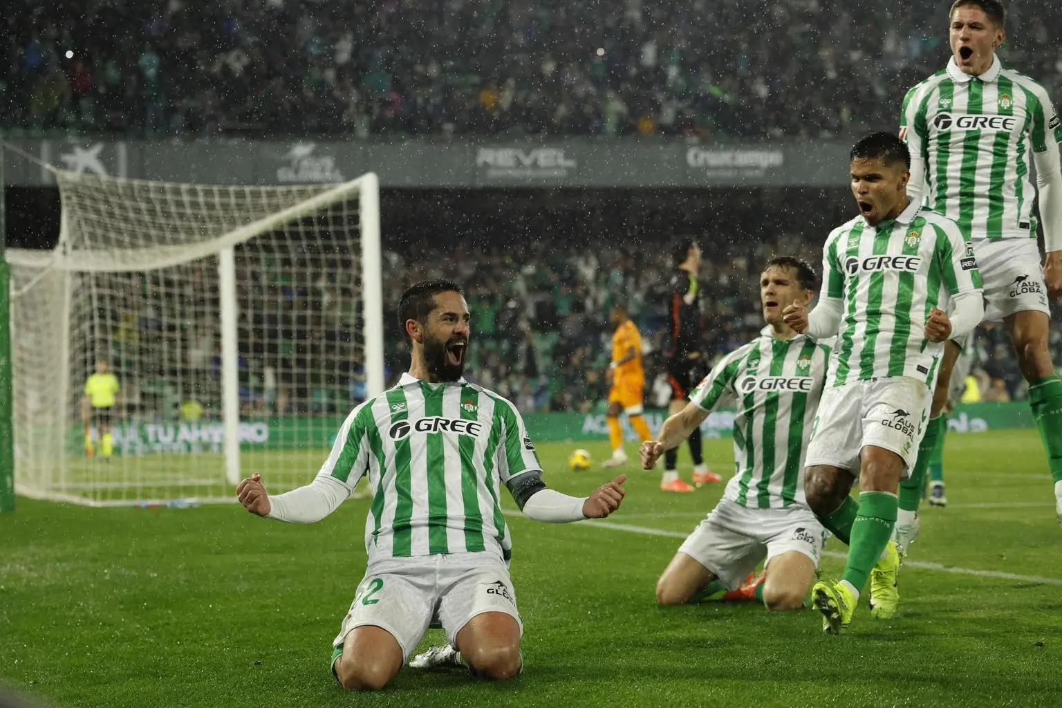 Liga spagnola, il Real cade col Betis: sprint in vetta per Barcellona e Atletico Madrid