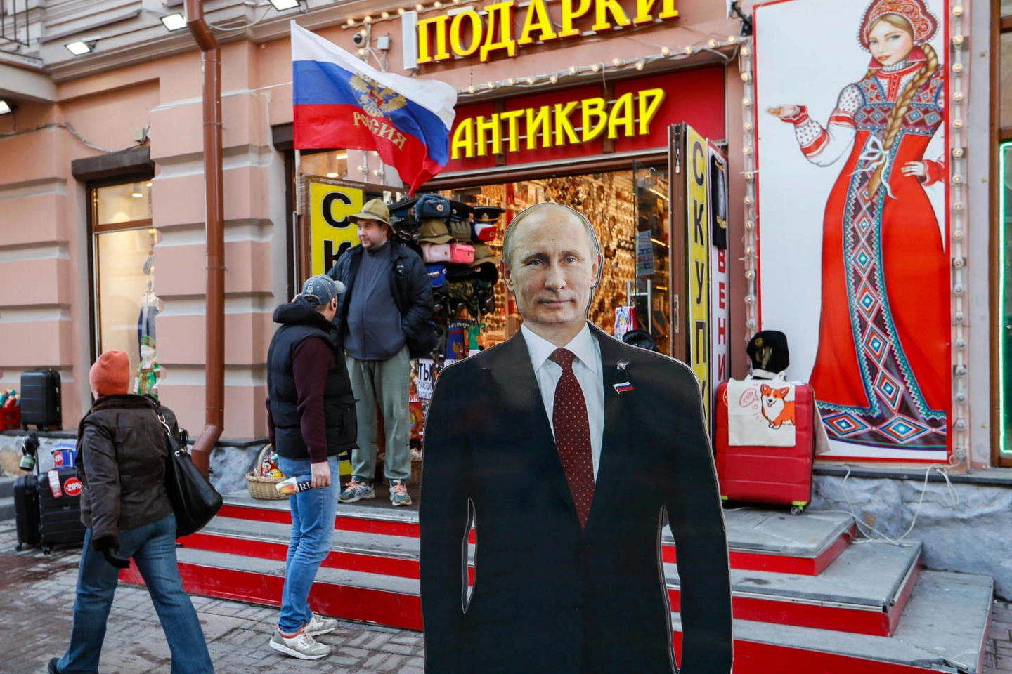 Un manichino del presidente russo Vladimir Putin davanti a un negozio di souvenir (Epa)