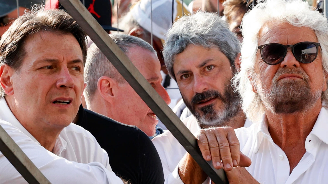 Il presidente del M5S, Giuseppe Conte (S) affiancato da Beppe Grillo durante la manifestazione organizzata dal Movimento 5 Stelle contro il lavoro precario Basta Vite Precarie