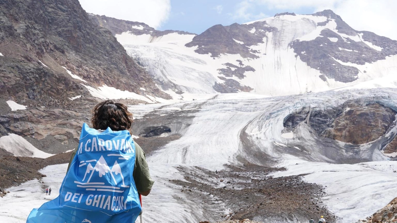 Il report di Legambiente mostra il ritiro dei ghiacciai alpini nel 2024, con l'Adamello simbolo della crisi climatica.