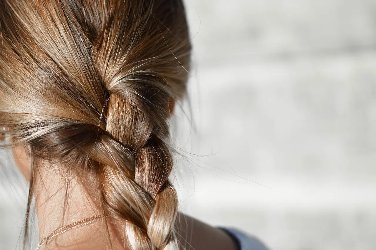 Capelli brillanti: la salute della chioma passa anche dalla sua porosità