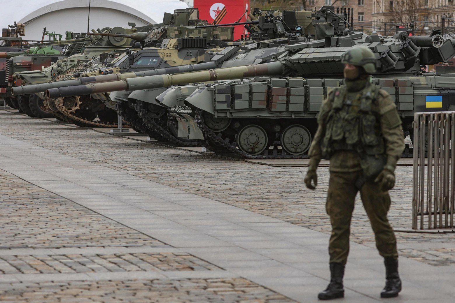 I mezzi militari conquistati in Ucraina sono stati esposti a Mosca