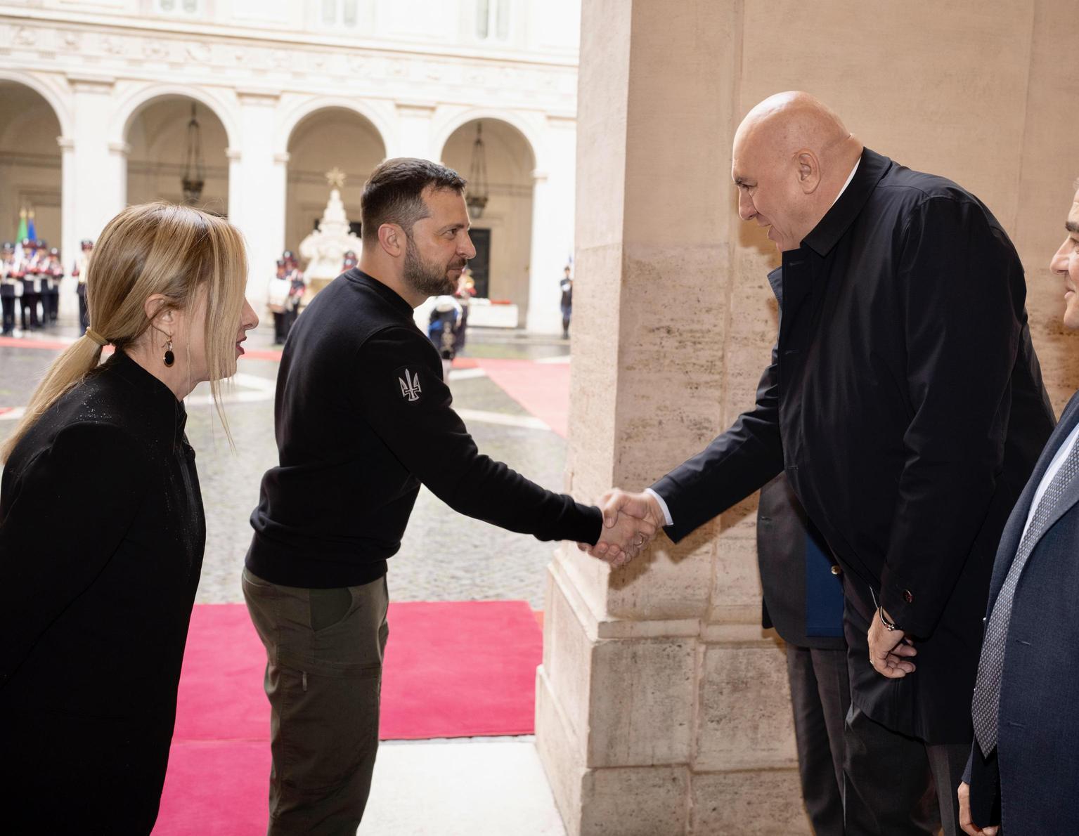 Zelensky conferisce a Guido Crosetto l'Ordine del Principe Yaroslav il Saggio