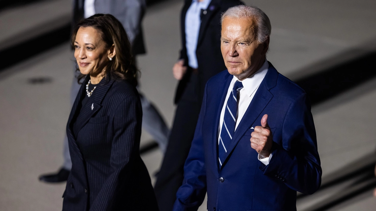 Joe Biden e Kamala Harris nella base americana del Maryland dove hanno accolto i prigionieri rilasciati dalla Russia (Ansa)