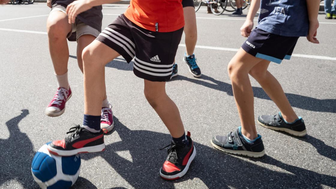 Tredicenne accoltellato per un pallone nel Napoletano: l’aggressore è un bambino di 10 anni