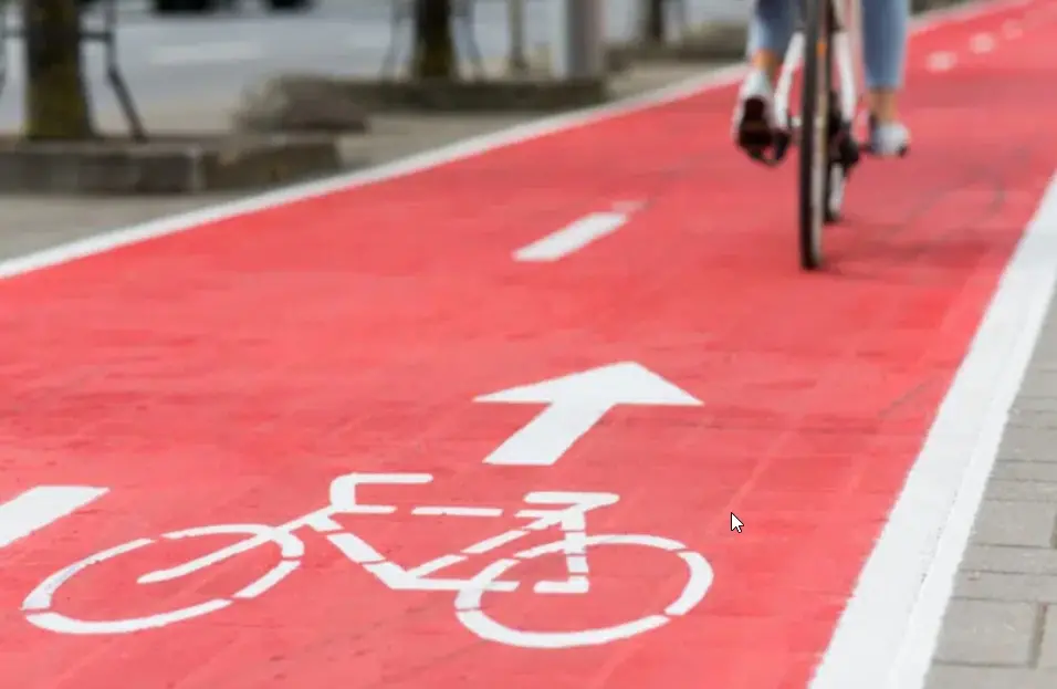 Ciclisti contro il nuovo codice della strada: “Corsie ciclabili, Ztl, autovelox: così non va”