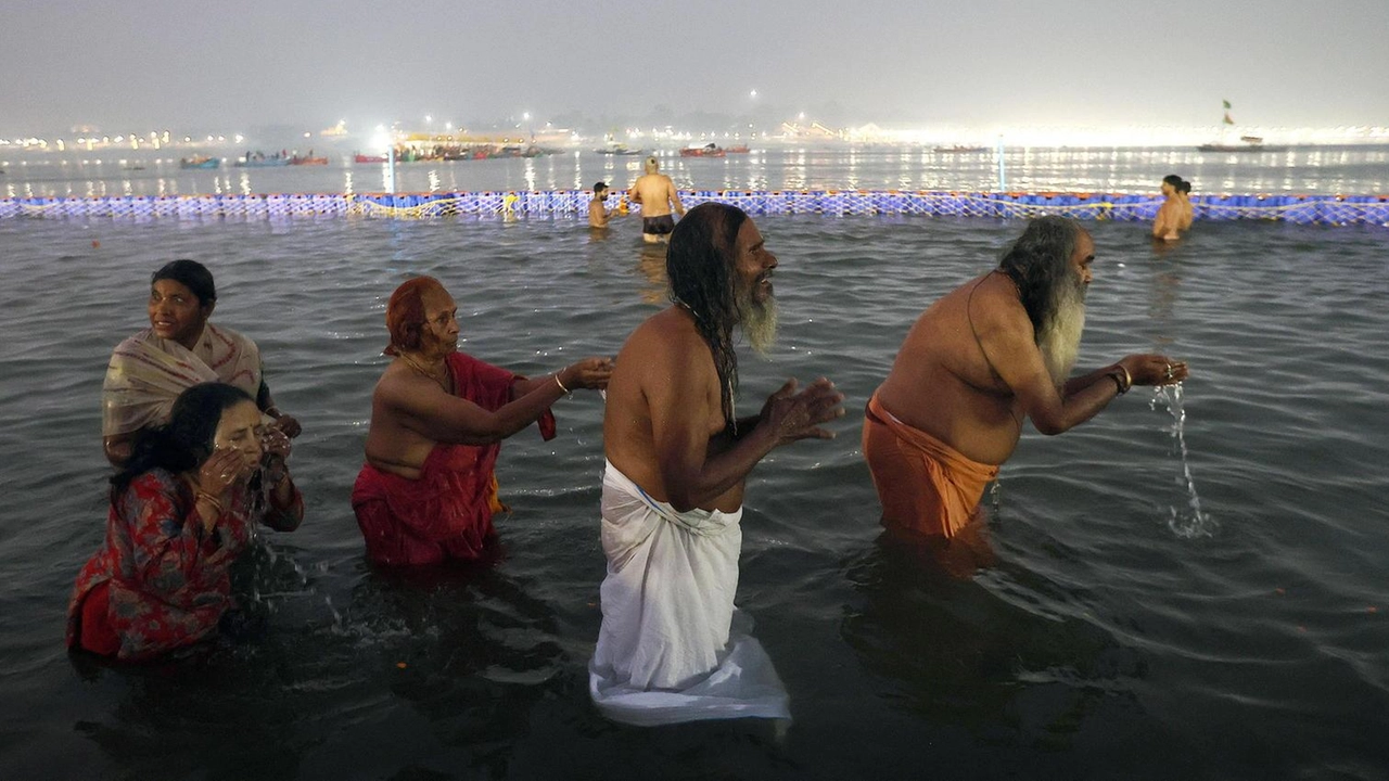 Inizia il Maha Kumbh Mela 2025 a Prayagraj, con intelligenza artificiale per gestire milioni di pellegrini e turisti.