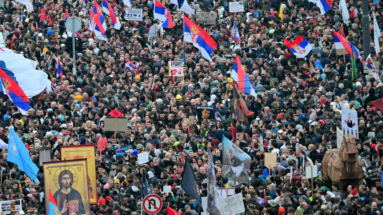 Studenti in piazza: stop corruzione. Oltre 20 arresti