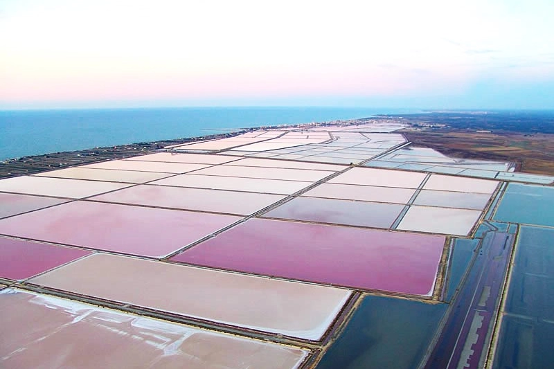 Una veduta aerea della salina di Margherita di Savoia, in Puglia