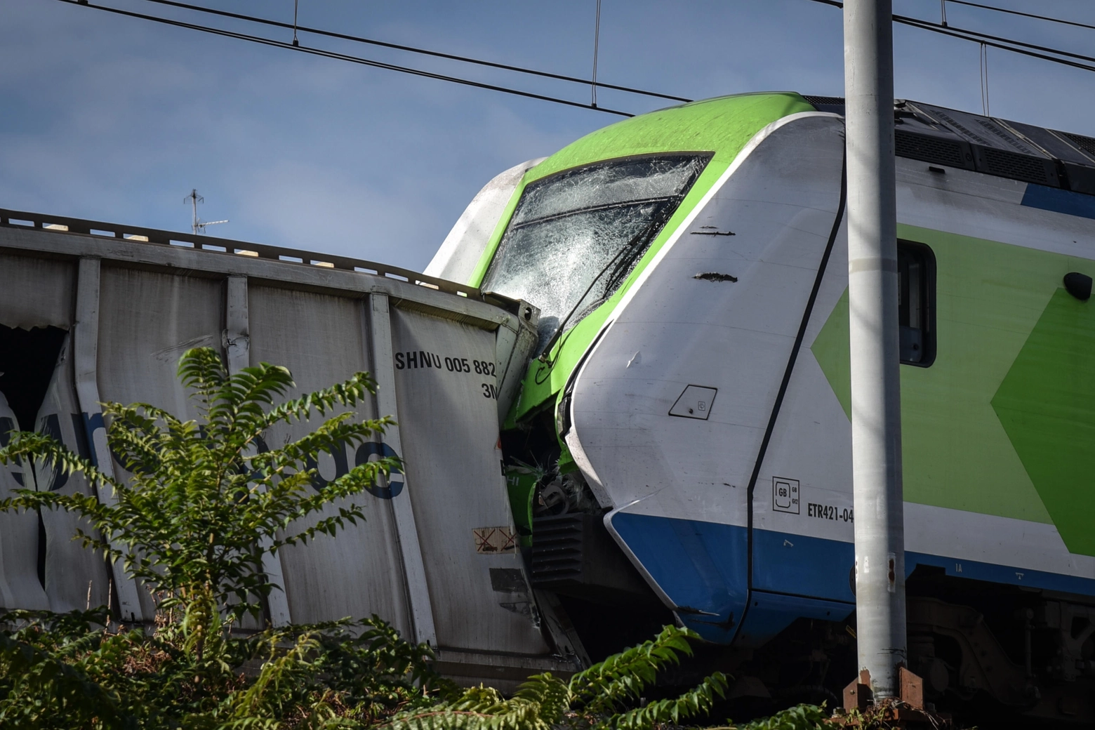 Del treno regionale, solo la locomotiva ha subito danni. L'incidente è avvenuto poco dopo le 6.30 in via Pallanza, non lontano dalla stazione di Greco Pirelli (Ansa/Matteo Corner)