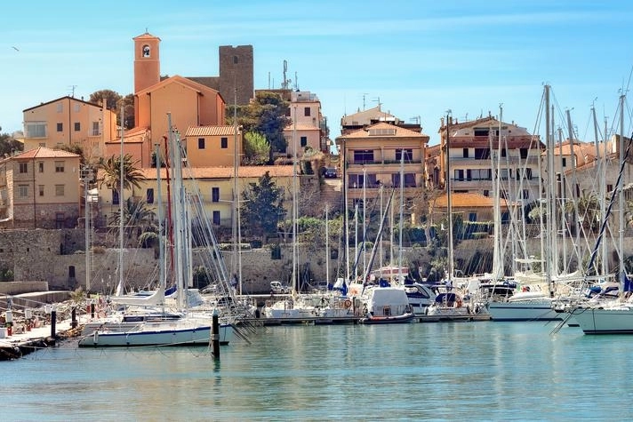 Una veduta di Talamone dove si trova la spiaggia Bagno delle Donne 