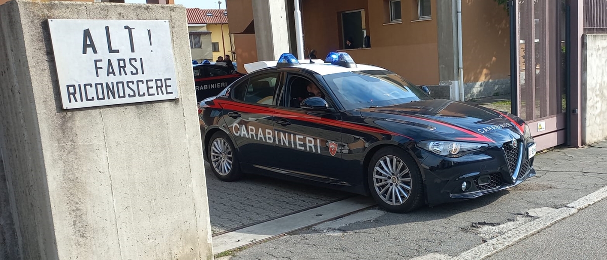 Botte e minacce alla compagna: “Ti taglio la testa”. Arrestato davanti alla tv con il telecomando sporco di sangue