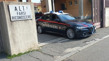 Botte e minacce alla compagna: “Ti taglio la testa”. Arrestato davanti alla tv con il telecomando sporco di sangue