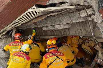 Terremoto a Taiwan, la Cina pronta a fornire aiuti. Ma intanto schiera 30 jet e 9 navi da guerra intorno all’isola