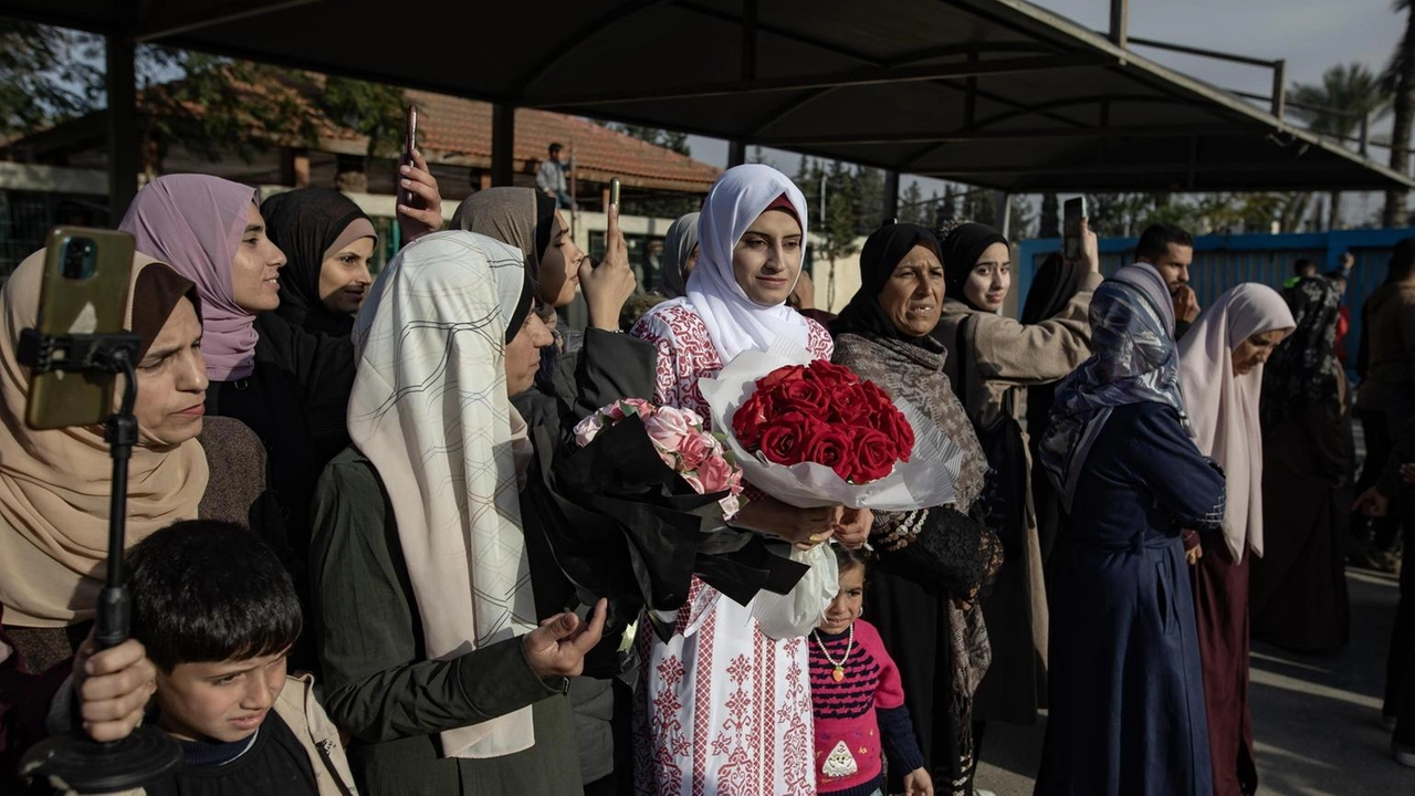 Trump annuncia piano per Gaza, coinvolgendo Egitto e Giordania per accogliere palestinesi, mirando alla pace in Medio Oriente.