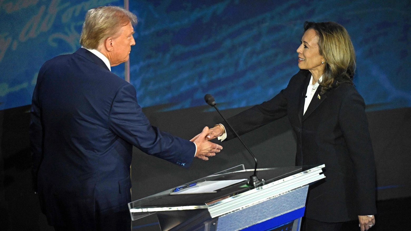 La stretta di mano tra Donald Trump e Kamala Harris prima del dibattito tv (Ansa)