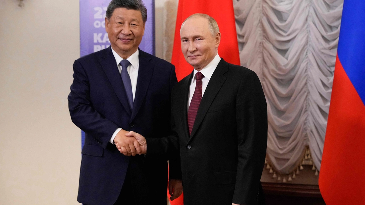 Il presidente russo Vladimir Putin con quello cinese Xi Jinping nel vertice di Kazan (Ansa)