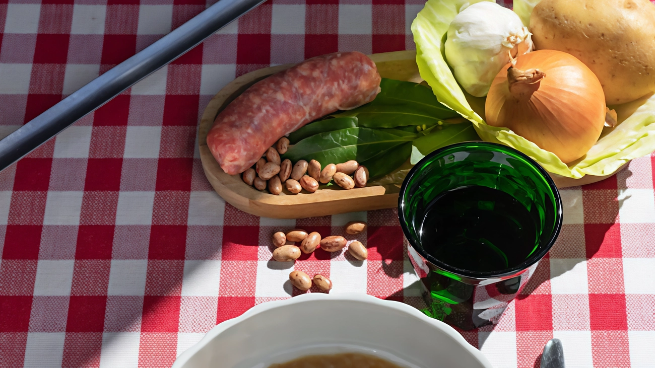 La cucina di Trieste riflette la sua multiculturalità, mescolando tradizioni mediterranee e mitteleuropee. Piatti tipici come la jota e il presnitz raccontano secoli di storia culinaria. Le osmize sul Carso offrono un'esperienza enogastronomica unica da scoprire.