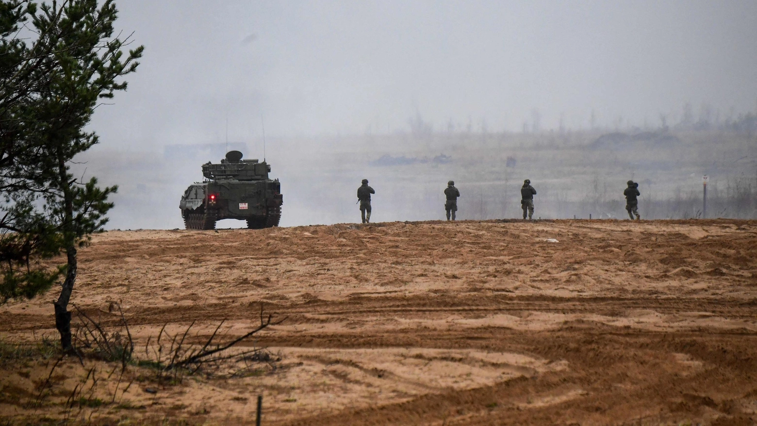 Veicoli da combattimento e soldati durante un'esercitazione NATO nella base militare di Adazi, Lettonia (Afp)