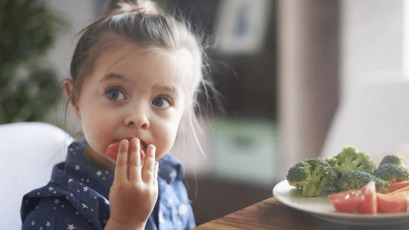 Le strategie per insegnare ai bambini a mangiare cibi poco graditi. Il primo aiuto è un bel sorriso