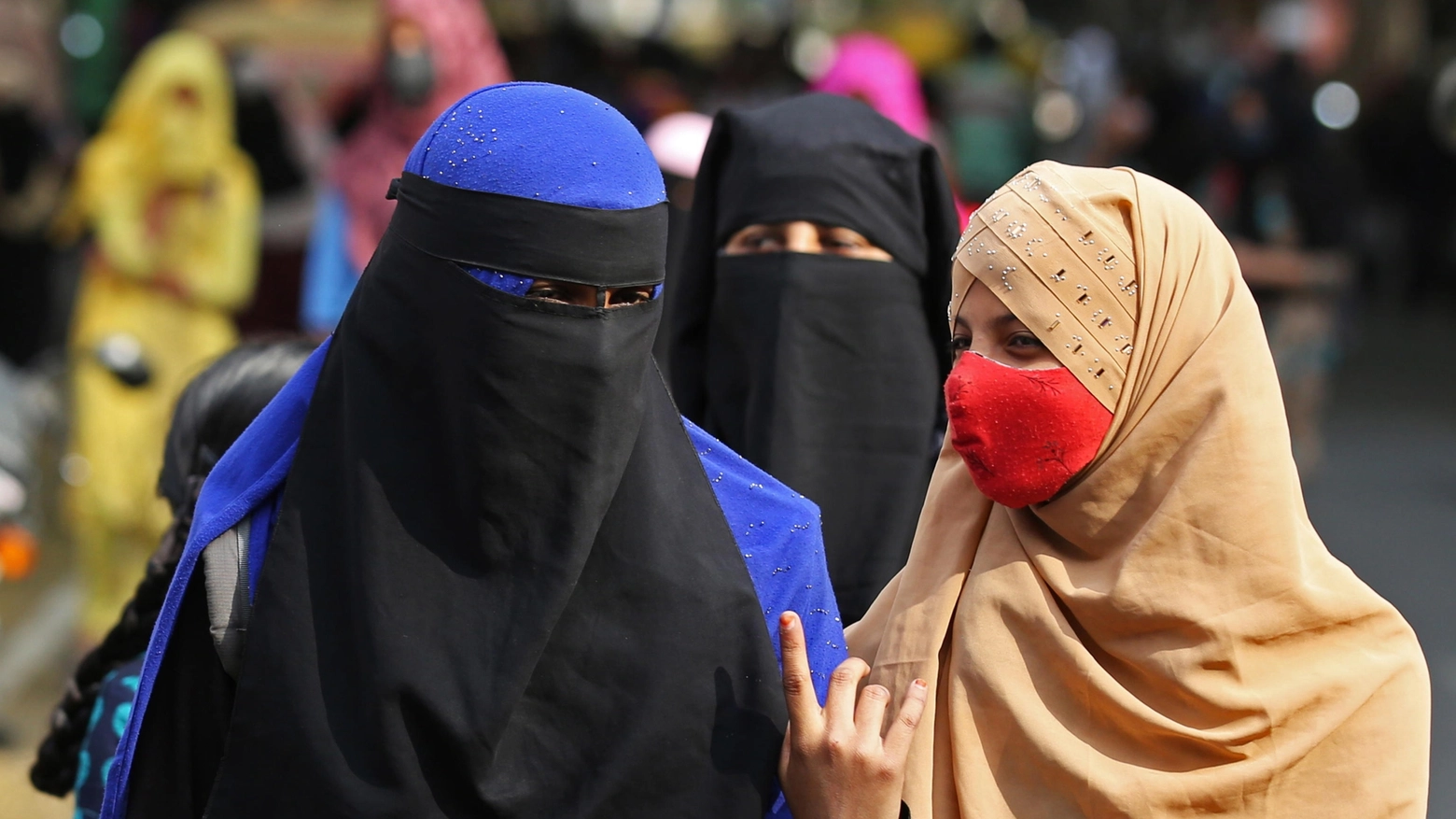 Donne musulmane indossano niqab e hijab (Ansa)
