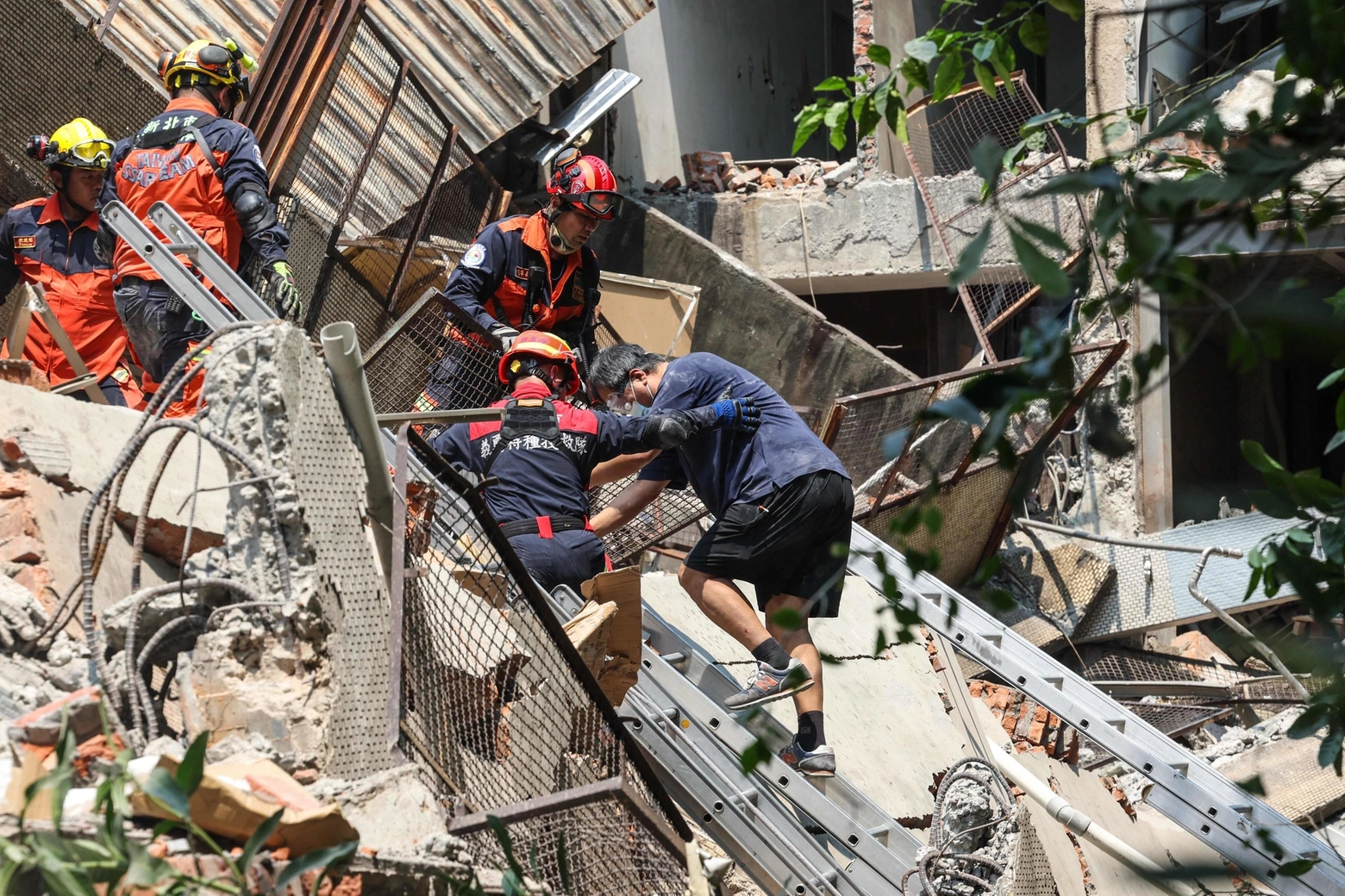 Le operazioni di soccorso dopo il violento terremoto
