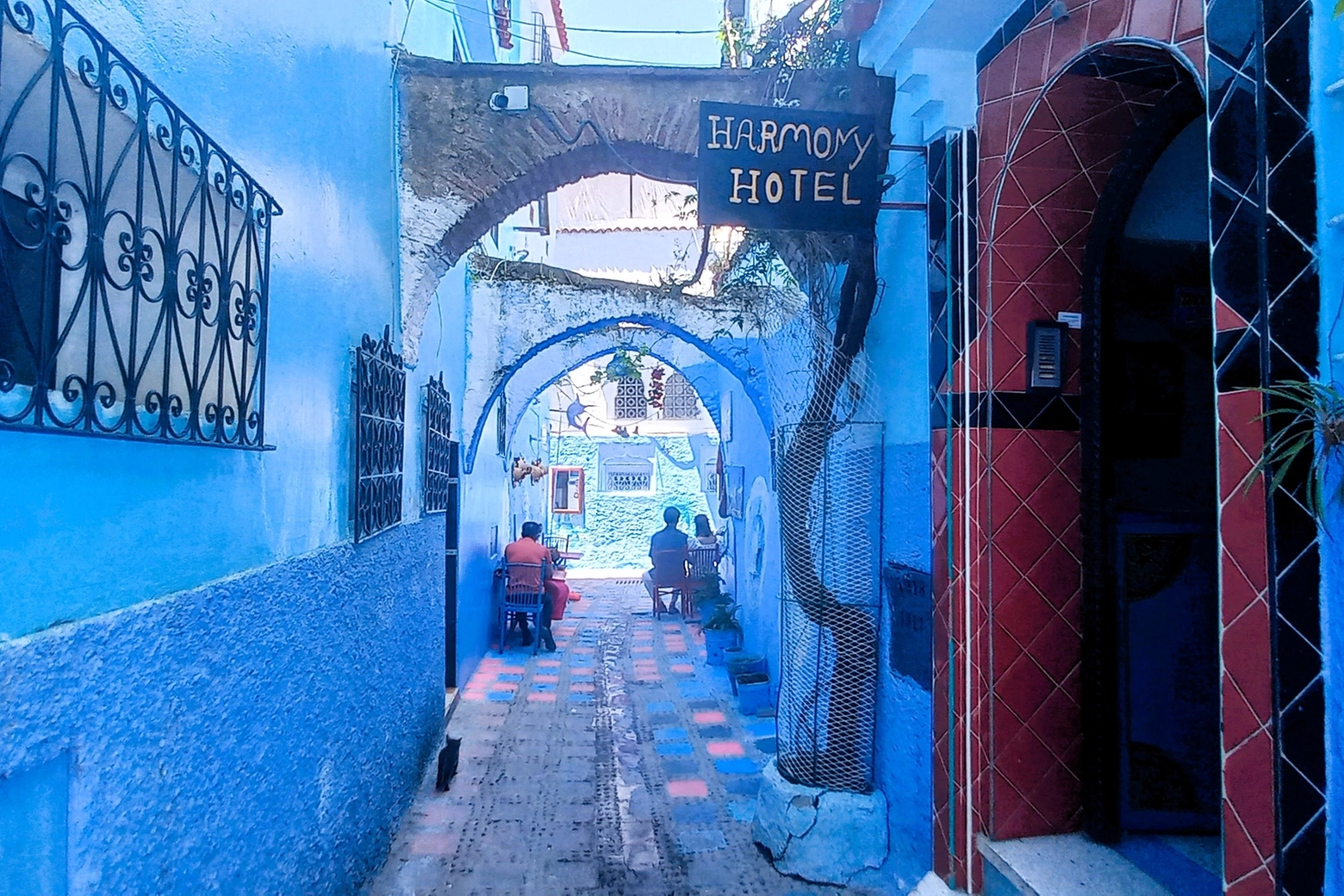 Nel cuore indaco della medina di Chefchaouen, in Marocco