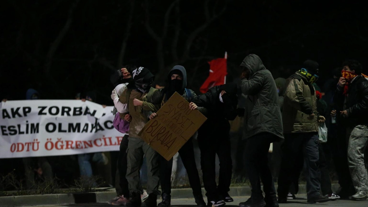 Manifestazioni in diverse città turche contro l'arresto di Imamoglu, rivale politico di Erdogan. Tensioni con la polizia.