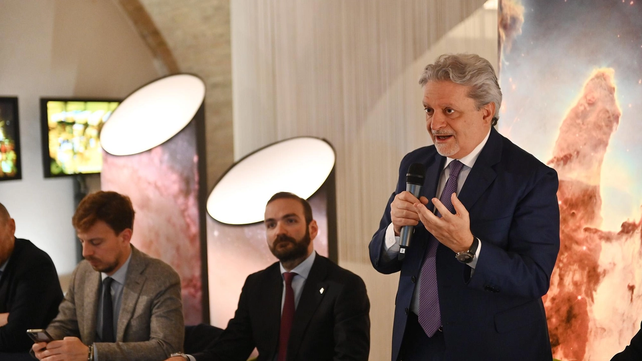 Sopra, in piedi, l’ad di Open Fiber Giuseppe Gola con il vicepresidente Tommaso Bori e l’assessore Andrea Stafisso