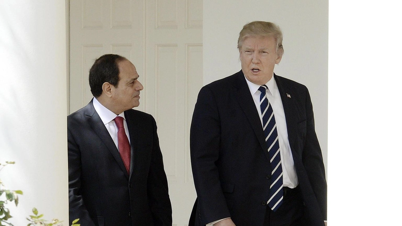 Il presidente egiziano Al Sisi esorta Trump a perseguire un accordo storico per la pace in Medio Oriente, opponendosi al trasferimento dei palestinesi.