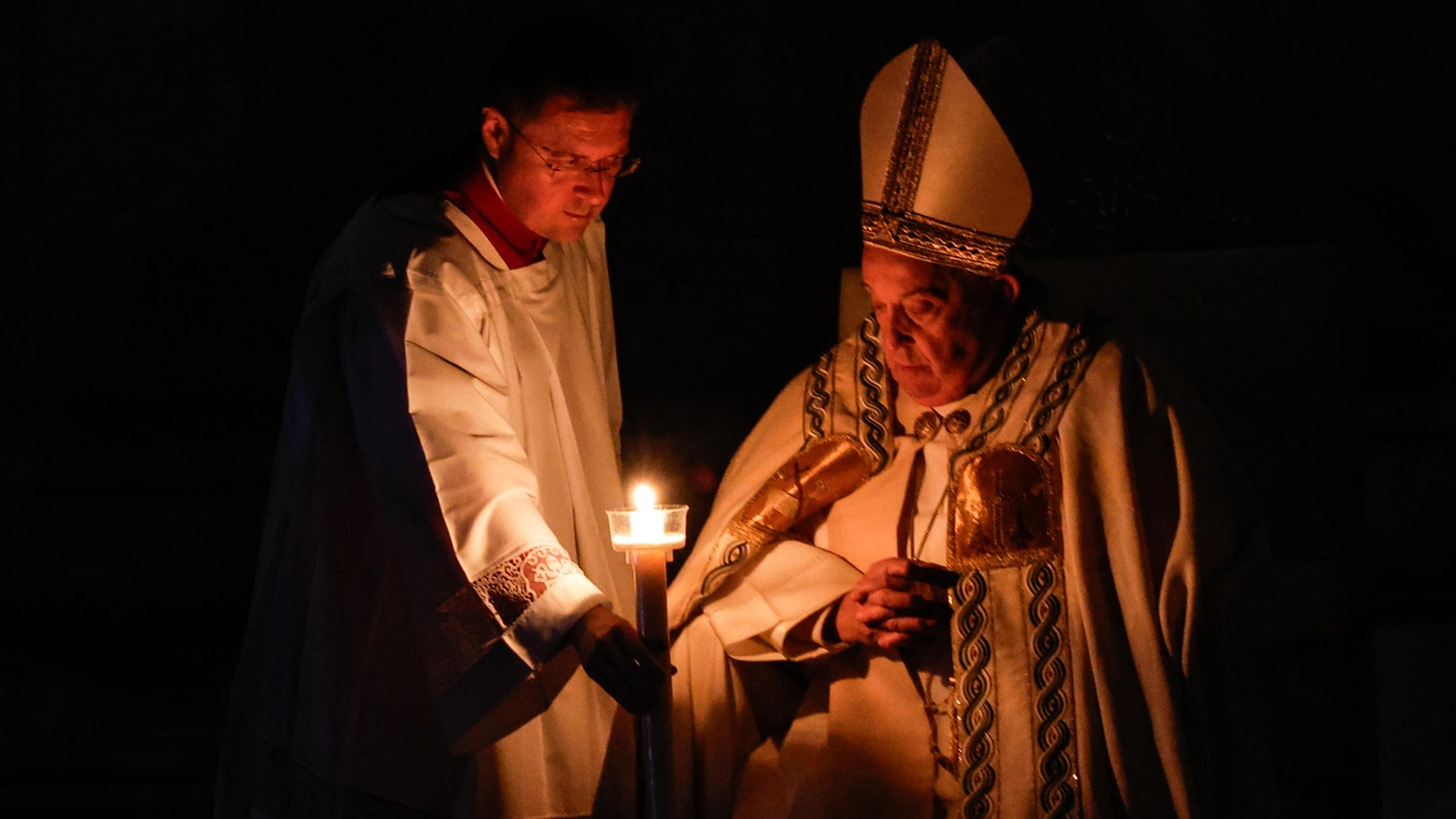 Papa Francesco presiede la veglia pasquale nella Basilica di San Pietro (Ansa)