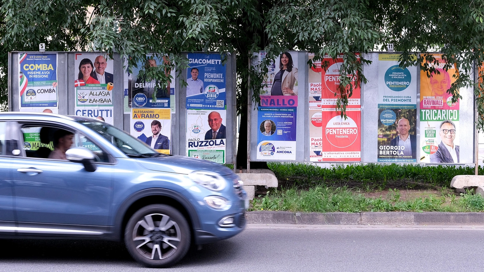 Manifesti elettorali a Torino, dove si vota anche per il rinnovo della Regione (Ansa)