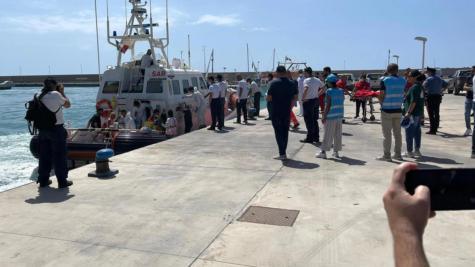 Naufragio nel mar Jonio, tra i corpi recuperati 8 bambini