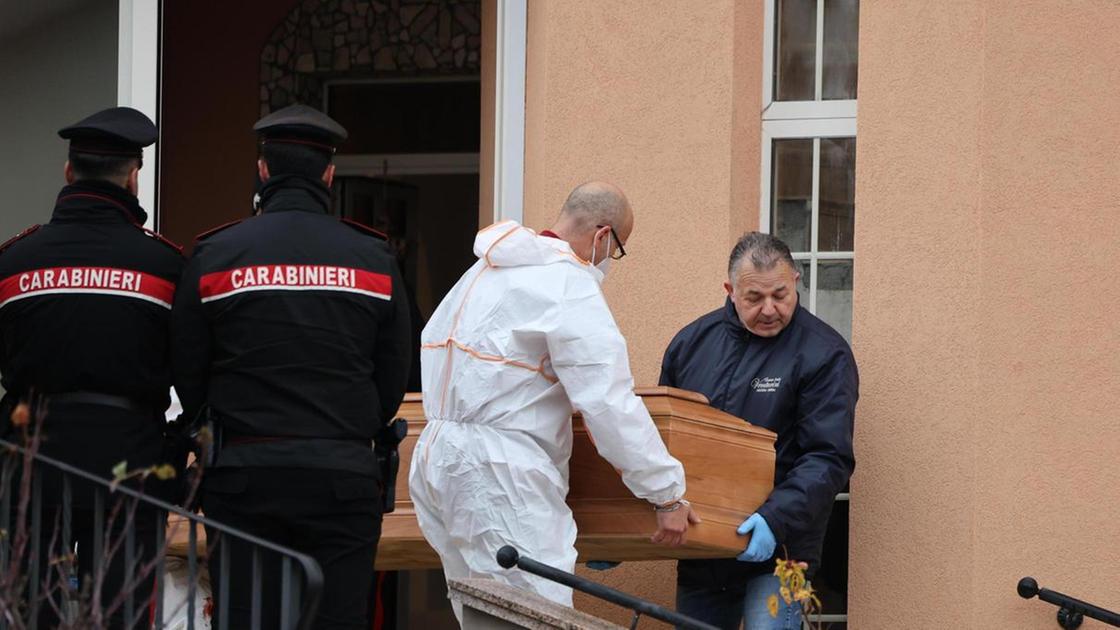 Il primo femminicidio del 2025. Spara alla moglie sul divano di casa. Poi si uccide con la stessa pistola