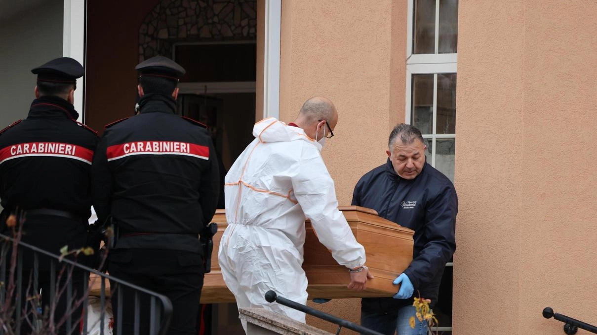 Perugia, il 38enne (guardia giurata) ha usato l’arma d’ordinanza. La 29enne freddata con un colpo alla testa. Lavorava come operatrice sanitaria con i disabili. Si erano sposati a maggio: sui social le foto delle nozze.