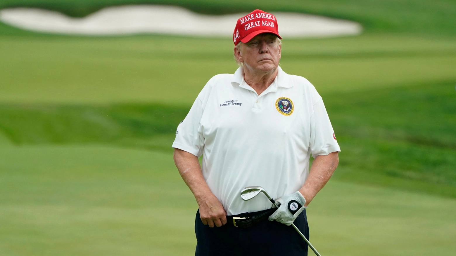 Una foto di Donald Trump mentre gioca a golf (Afp)