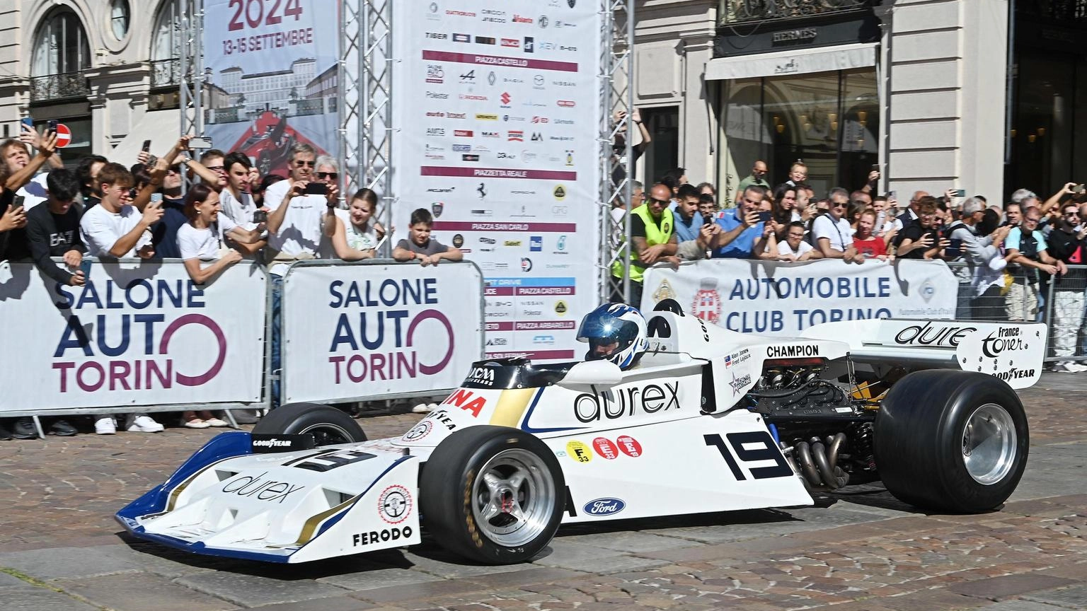 Al Salone di Torino auto sulla folla, quindici contusi