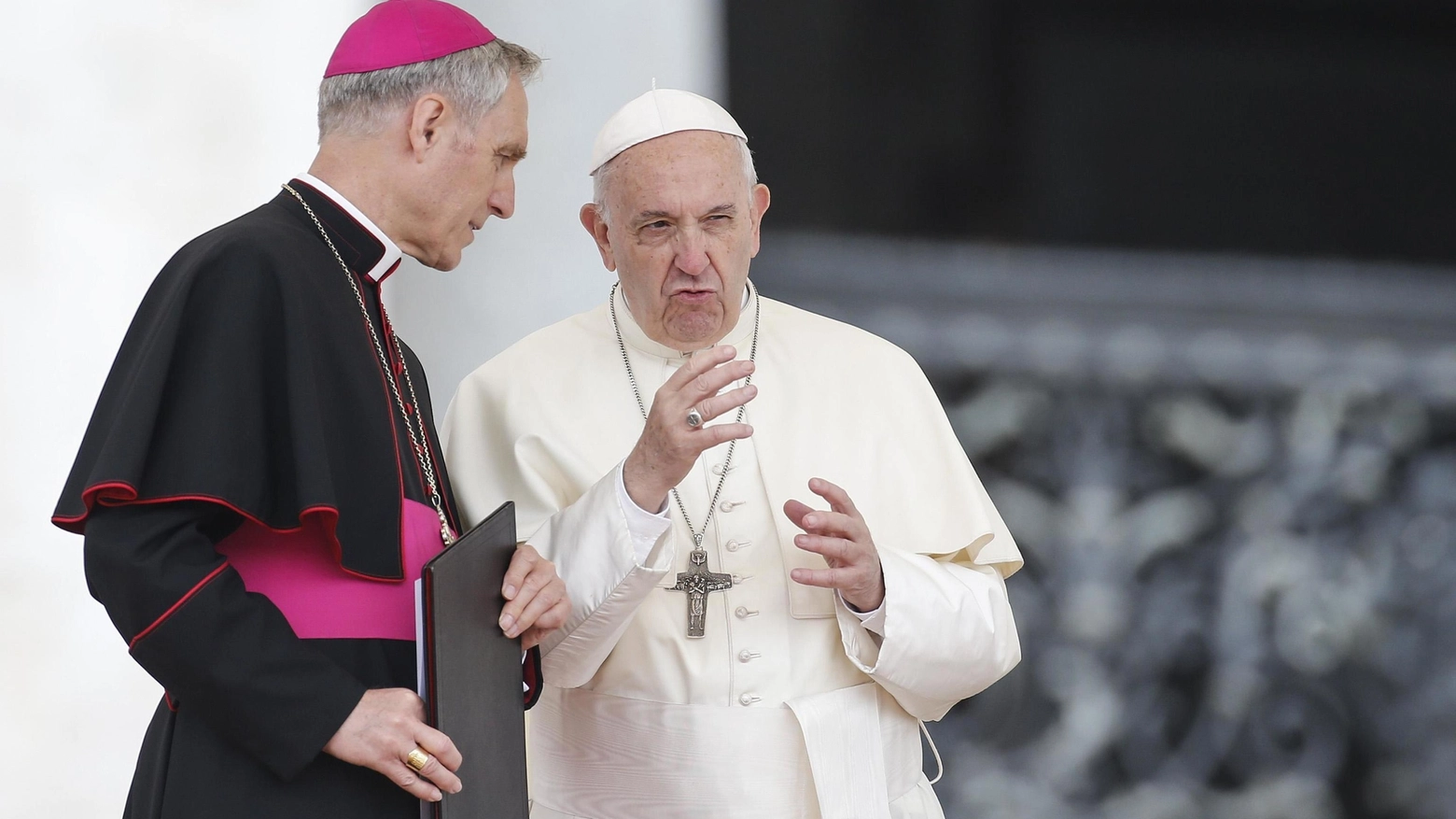 Papa Francesco con monsignor George Gaenswein nel 2018 (Ansa)