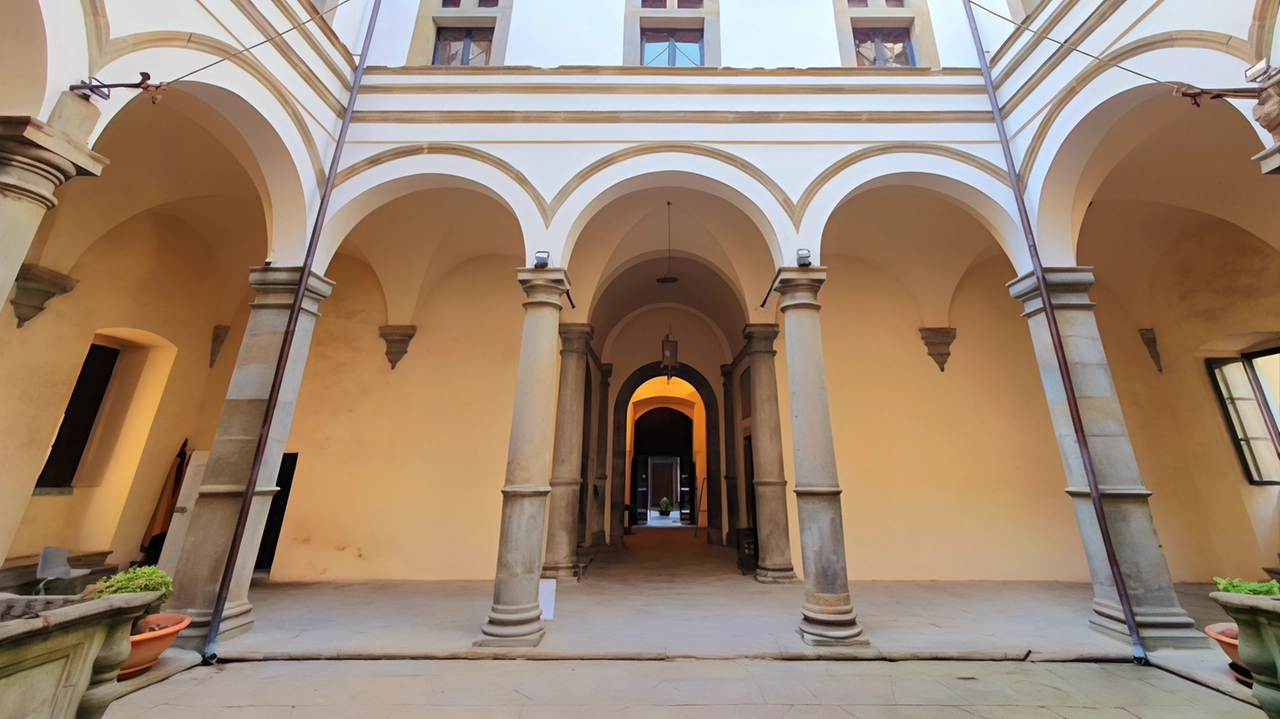 Monte San Savino, gioiello della Val di Chiana, conserva opere d'arte di Sansovino, Vasari e altri. Chiese, palazzi e scorci suggestivi da non perdere in questa località toscana ancora poco turistica.