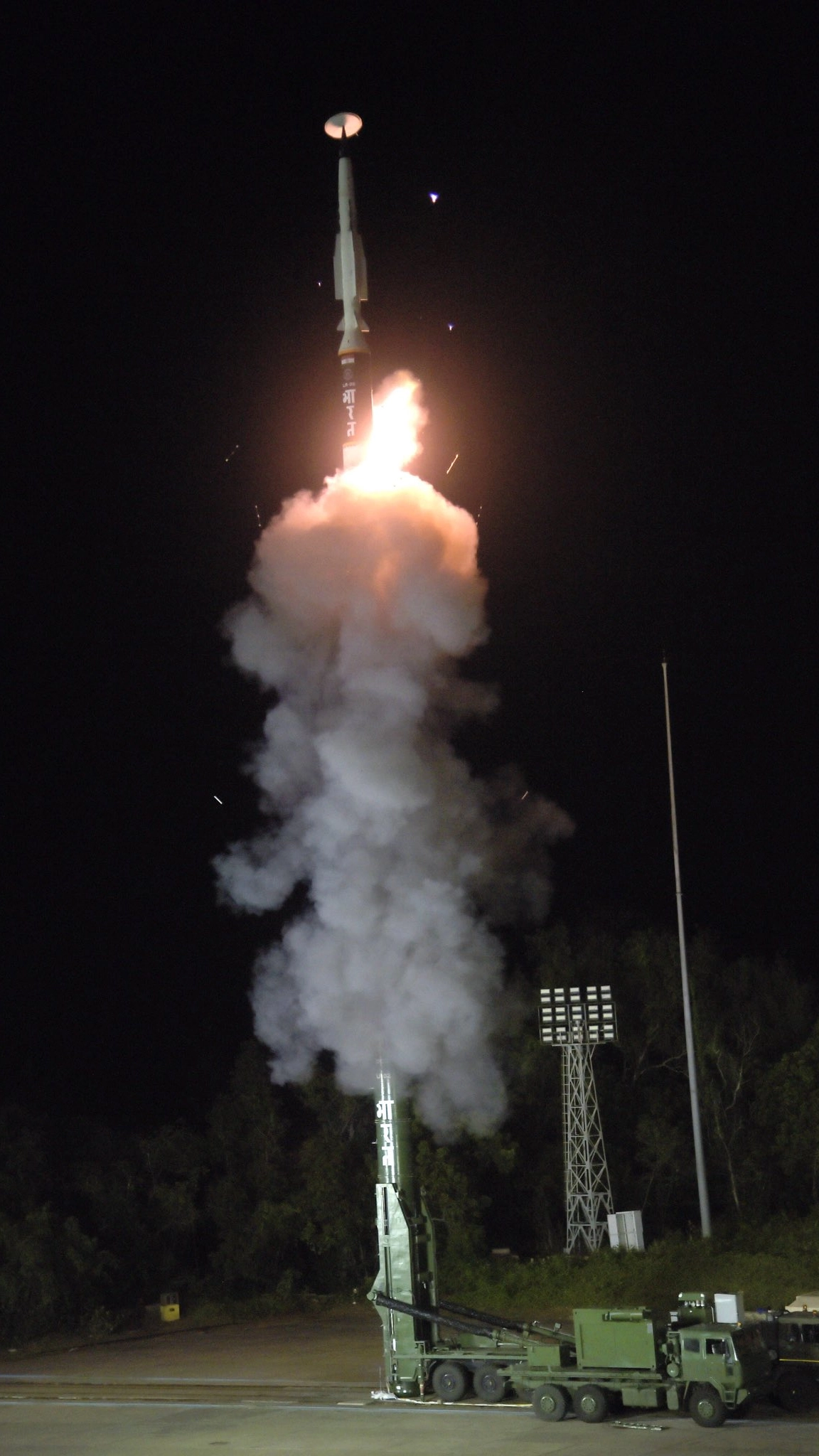 La foto del test del primo missile ipersonico a lungo raggio indiano (Dal profilo X del ministero della Difesa indiano)