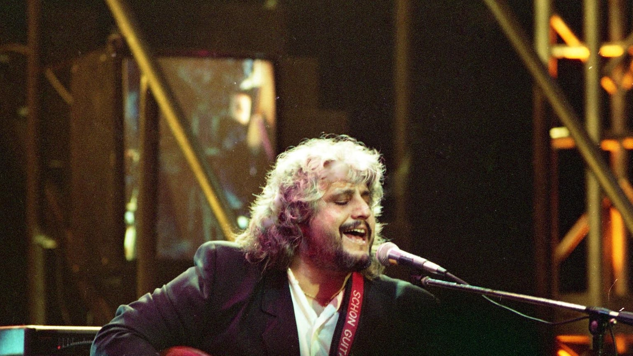 A dieci anni dalla morte di Pino Daniele, emergono nuovi inediti che mantengono viva la sua eredità musicale.