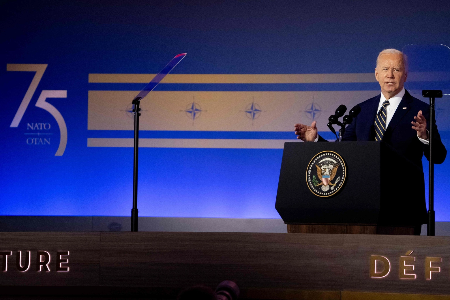 Biden parla durante il vertice NATO