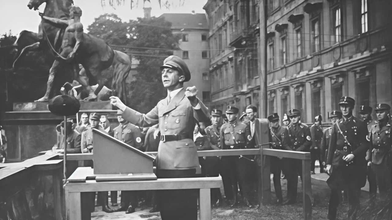 Joseph Goebbels (1897-1945) in un comizio a Berlino nel 1934, da ministro. della Propaganda. In alto, i fratelli. Mann