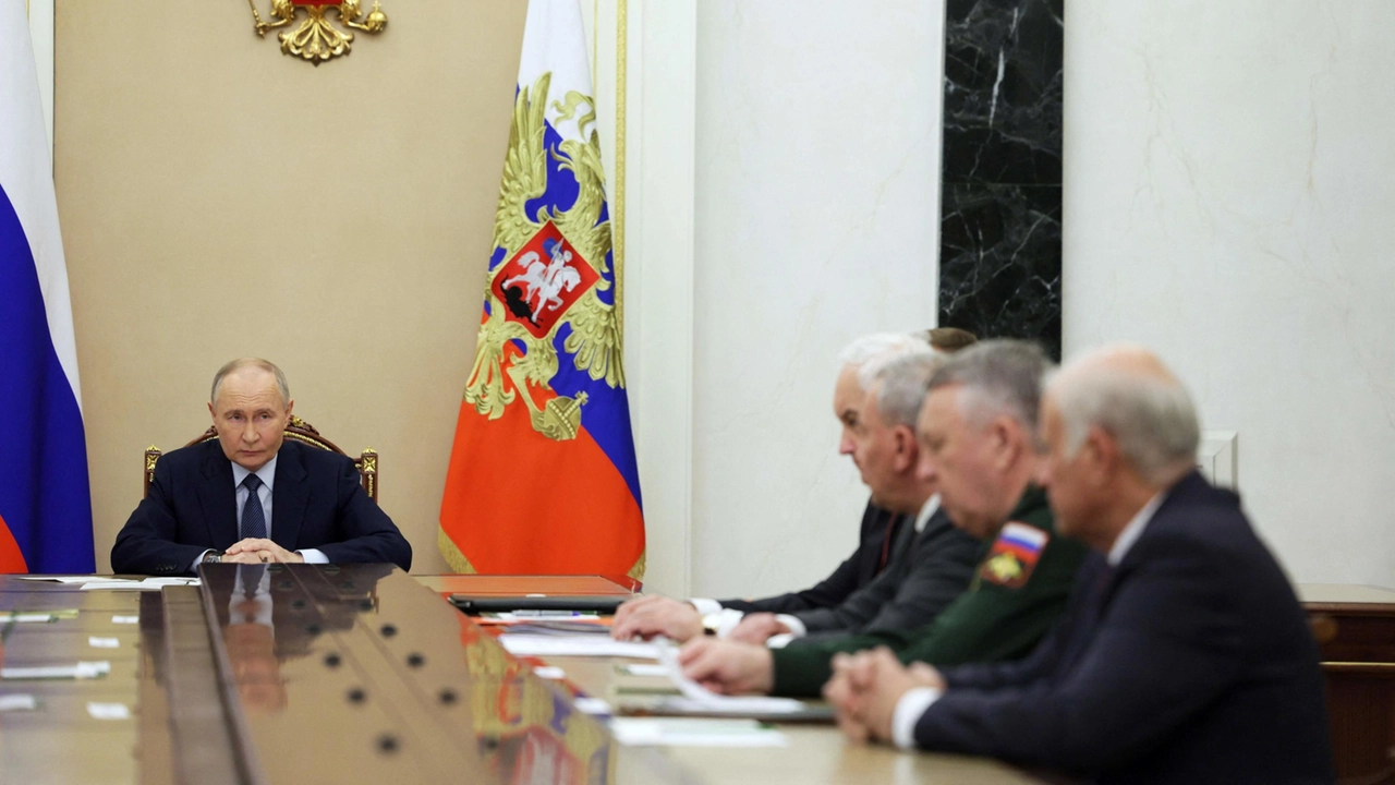 Il presidente russo Vladimir Putin incontra i vertici militari (foto Ansa)