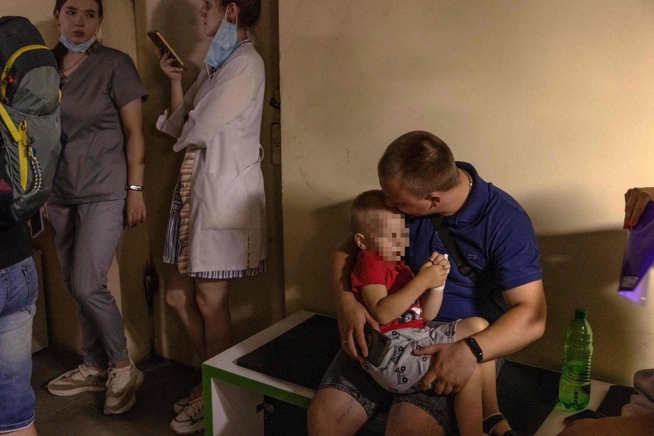 Personale medico e piccoli degenti sono fuggiti nel seminterrato durante l'attacco all'ospedale pediatrico di Kiev