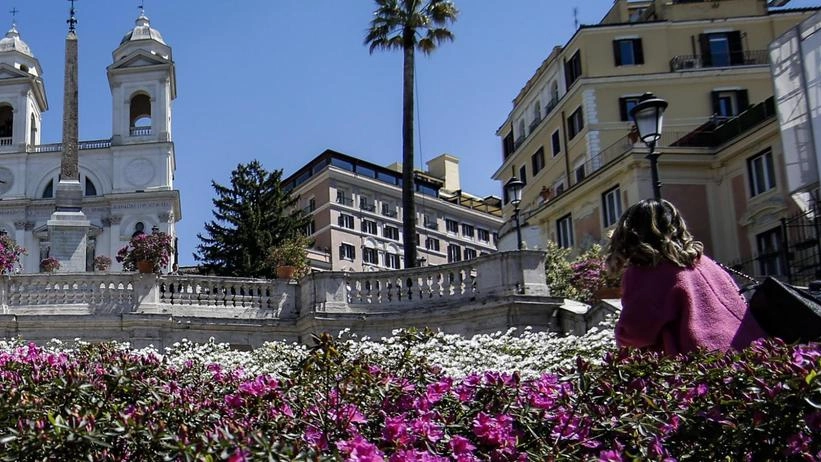 La Corte dei conti francese solleva dubbi sullo statuto giuridico della scalinata di Trinità dei Monti a Roma, sostenendo che potrebbe appartenere alla Francia. Autorità italiane respingono l'ipotesi, citando accordi con la Santa Sede. La questione riguarda la gestione e la proprietà del monumento, finanziato da un diplomatico francese nel 1600.