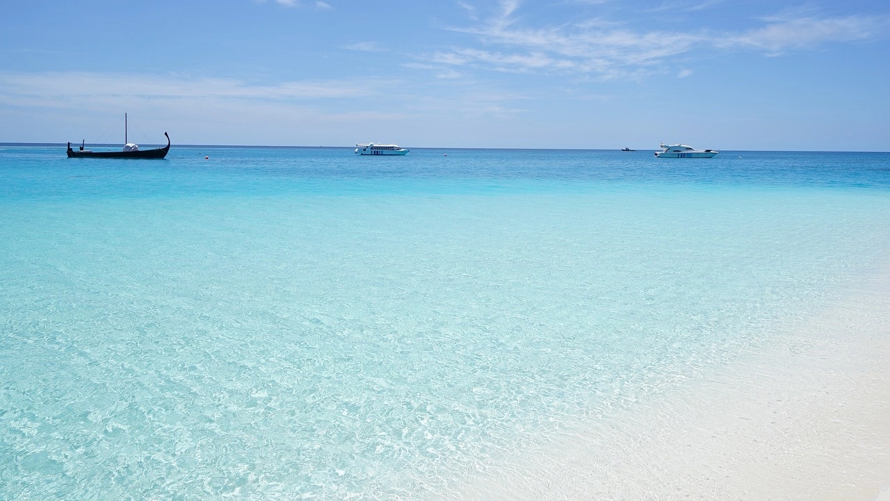 Immagine 'tipica' delle Maldive, tra spiagge bianche e acqua cristallina, caratteristiche che si ritrovano anche nel Salento