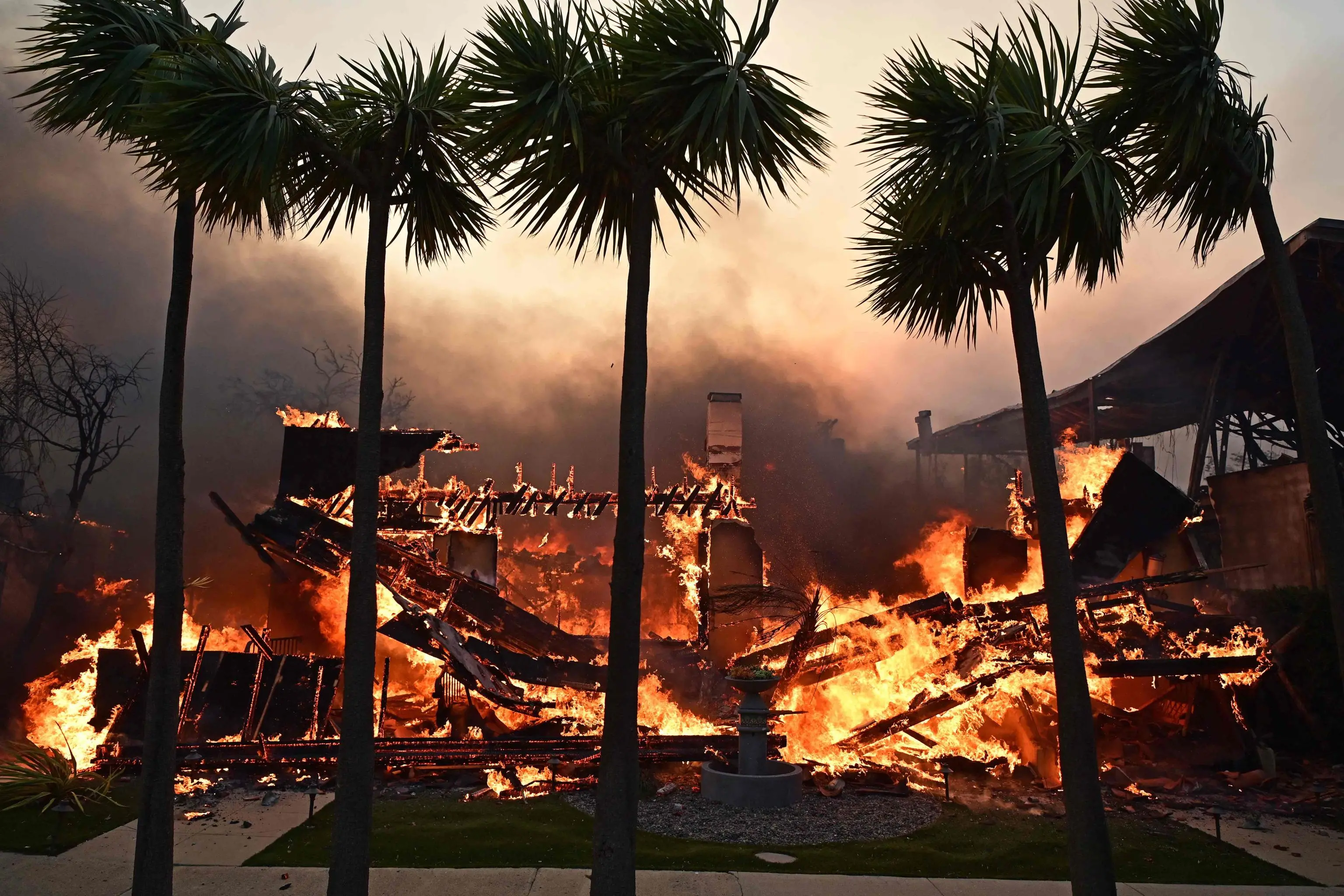 L’incendio a Los Angeles in timelapse: 90 minuti per divorare la collina