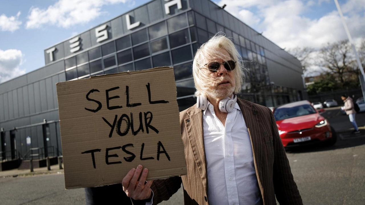 Gli organizzatori citano problemi di sicurezza legati a Elon Musk e proteste in Canada come motivi dell'esclusione di Tesla.